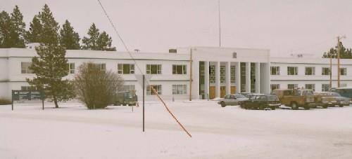 Side elevation of Building 200, showing the large, two-storey massing of the flat roofed structure, 1991.; Public Works and Government Services Canada / Travaux publics et Services gouvernementaux Canada, 1991.