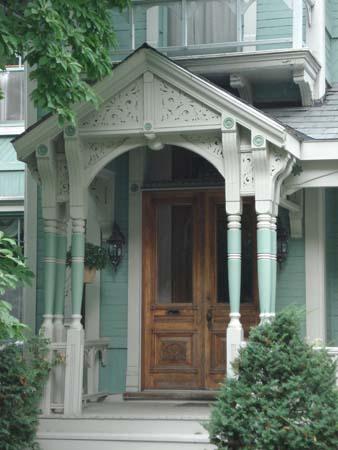 Featured is the front verandah with gable and turned corner posts.; Martina Braunstein, 2007.