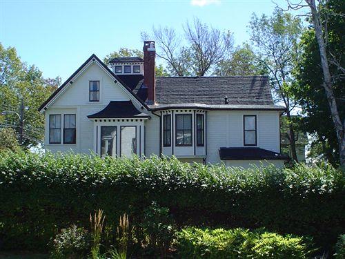 North west facade, Mizpah Cottage, Lunenburg, NS, 2004.; Heritage Division, Nova Scotia Department of Tourism, Culture and Heritage, 2004