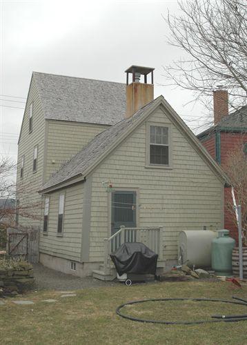 Back elevation of Robertson-McNamara House, Annapolis Royal, Nova Scotia, 2007.; Heritage Division, NS Dept. of Tourism, Culture and Heritage, 2007
