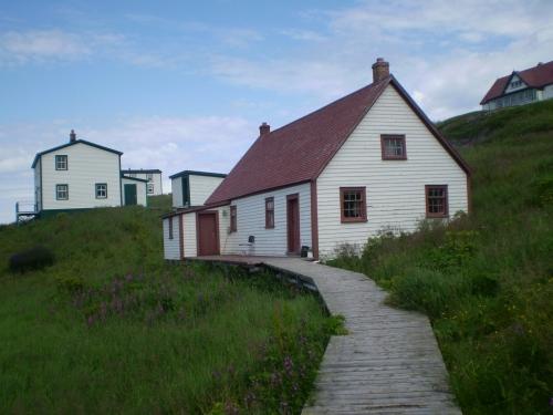 View of side and main facades with pathway leading to main door.; HFNL 2008