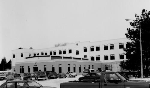 View of the south façade of Building 29, showing the steel frame and poured reinforced concrete structural system clad in a stucco finish, 1994.; Department of National Defence / Ministère de la Défense nationale, 1994.