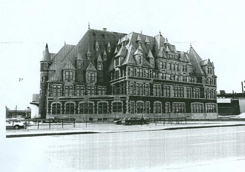 Façade of the Health and Welfare Building, showing the varied, picturesque massing, 1990.; Parks Canada Agency / Agence Parcs Canada, M. Trépanier, 1990.