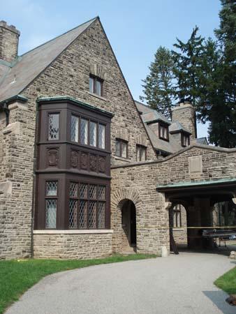 Featured is the façade with recessed entry and projecting stone arcade and covered driveway.; Martina Braunstein, 2007.