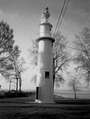 General view of the Light Tower (Rear), showing the tapered massing composed of a concrete base, four cylindrical sections and the attractive metal cupola which houses the light apparatus, 1989.; Canadian Coast Guard / Garde côtière canadienne, 1989.