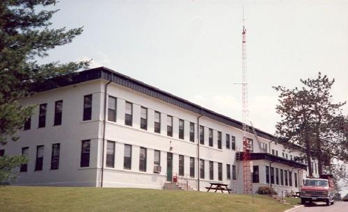 Rear view of Building O-102, showing the wrap-around continuity of the window surrounds, 1992.; Department of National Defence / Ministère de la Défense nationale, 1992.