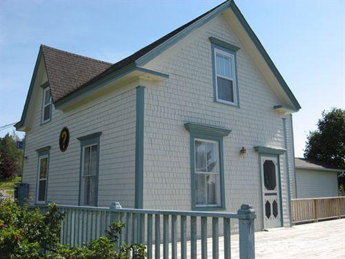 Rear and side elevations, MacPhee House, Sheet Harbour, NS, 2008.; Halifax Regional Municipality, Heritage Property Program, 2007