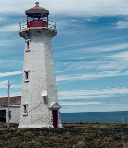 View of the south façade of the Light Tower, showing the pedimented cap over the doorway and the triangular lintels over the windows.; Transport Canada / Transports Canada