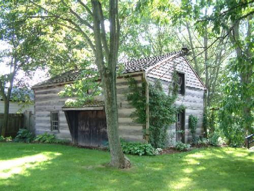 Front and side of Log House; County of Haldimand, 2007.