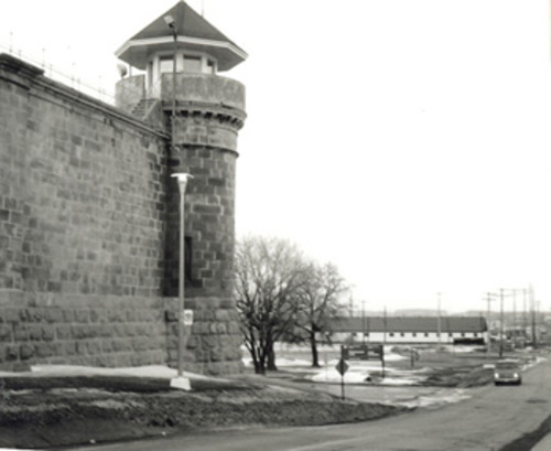 View of the north-west Tower, showing the semicircular concrete enclosure of the guardhouse, which opens onto the walkways along the top of the walls, 1990.; Parks Canada Agency / Agence Parcs Canada, Dana Johnson, 1990.
