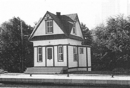General view of the Lockstation Cabin 7, 1993.; Agence Parcs Canada / Parks Canada Agency, 1993.