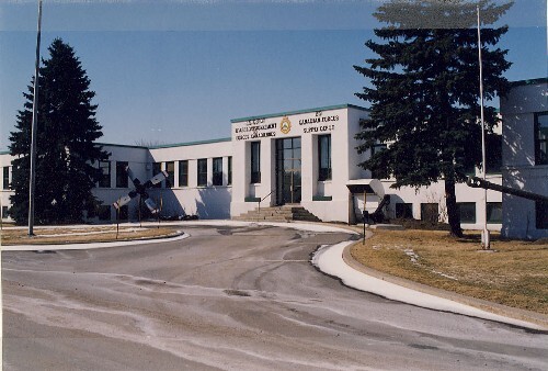 View of Building 42, showing the the monumental entrance, 1995.; Department of National Defence / Ministère de la Défense nationale, 1995.
