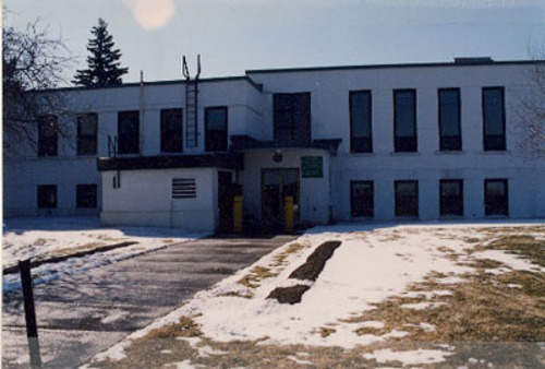 View of Building 42, showing the vertical and regularly placed windows, 1995.; Department of National Defence / Ministère de la Défense nationale, 1995.