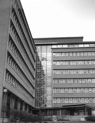 Corner view of the Geological Survey of Canada Building, showing the glass curtain wall at the intersection of the two wings, 1994.; Parks Canada Agency / Agence Parcs Canada, Graham, 1994.