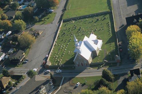 Église et mur du cimetière de Saint-Mathias; Ministère de la Culture, des Communications et de la Condition féminine, Pierre Lahoud, 2004