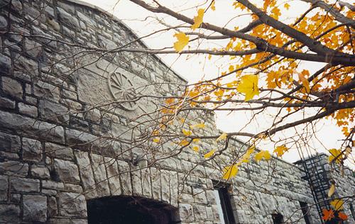 Detail view of RMC Building 24, showing the very good handling of the exterior stone cladding, including some random coursing, rustication and carvings.; Parks Canada Agency / Agence Parcs Canada.
