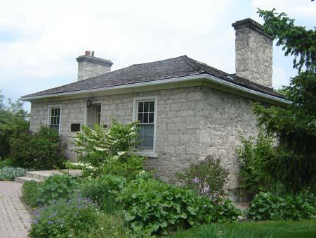 Featured are the 6 over 6 sash windows flanking the front entrance.; Kayla Jonas, 2007.