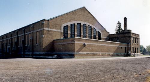 Rear view of the Cornwall Armoury, showing the uninterrupted volume of the drill hall, 1994.; Department of Public Works / Ministère des Travaux publics, 1994.