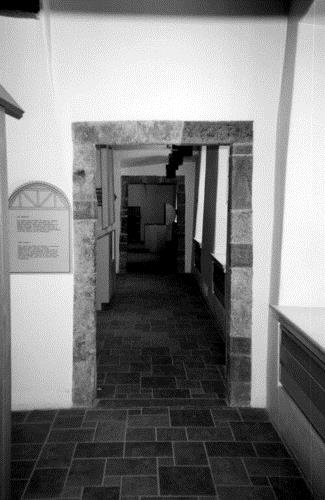 Detail of an opening surrounded by cut stone, inside the Dauphine Redoubt, 1992.; Agence Parcs Canada / Parks Canada Agency, Y. Desloges, 1992.