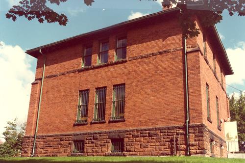 General view of the PEIR Armoury, showing the carved and smooth or rough-faced limestone detailing, including the window sills, 1984.; Department of National Defence / Ministère de la Défense nationale, 1984.
