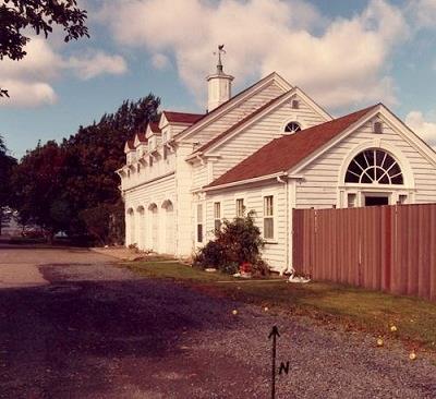 Side view of the Coach House, showing its gable roof with dormers, 1988.; Department of National Defence / Ministère de la Défense nationale, 1988.