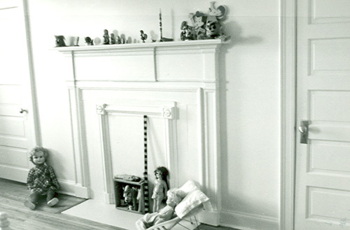 Interior view of the Dockyard Terrace, showing the decorative fireplace mantels.; Parks Canada | Parcs Canada.