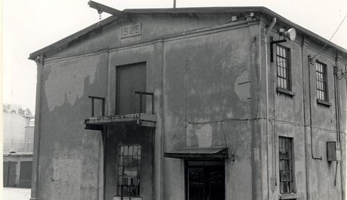 View of the exterior of the Warehouse and Office, showing its sturdy concrete shell and reinforced steel framework, 1990.; Parks Canada Agency / Agence Parcs Canada, 1990.