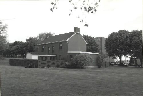 View of Building 6, showing the campus setting of the Royal Artillery Park, 1991.; Agence Parcs Canada / Parks Canada Agency, Ian Doull, 1991.