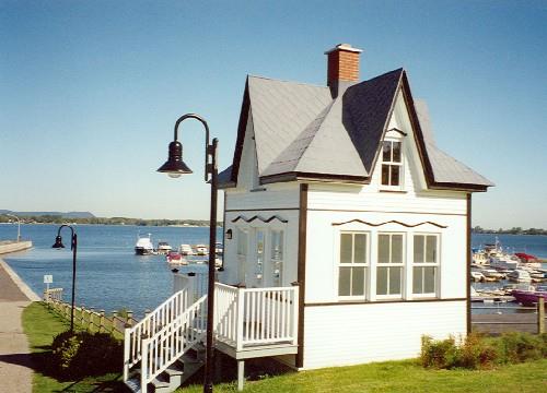 Corner view of Cabin 1, showing the arrangement of doors and windows, which allowed the lockmaster to see in all directions.; Parks Canada Agency / Agence Parcs Canada.