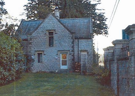 General view of the rear facade of the Gatehouse Lodge emphasizing the use of English green slate roofing, 2000.; Department of National Defence / Ministère de la Défense nationale, 2000.