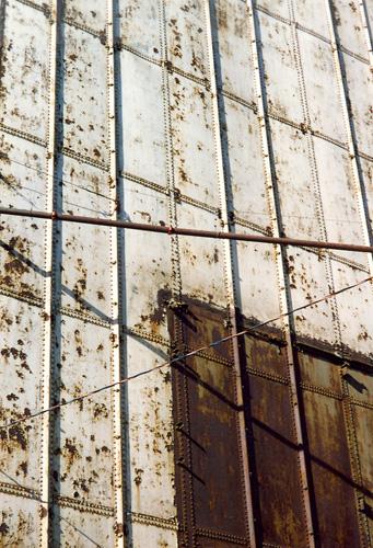 Detail view of Elevator 5 B, showing the large riveted steel plates, 1995.; Parks Canada Agency / Agence Parcs Canada, J. Hallé, 1995.