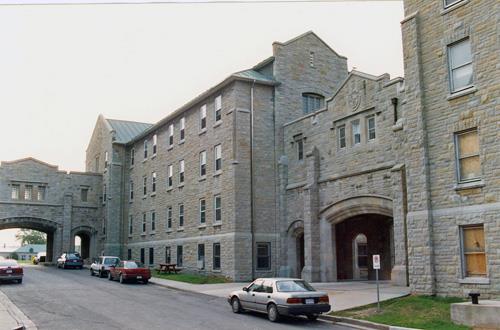 Rear view of RMC Building 31, showing the rusticated limestone facing and the stone detailing, 1993.; Department of National Defence / Ministère de la Défense nationale, 1993.