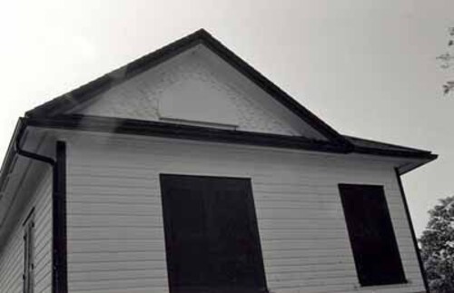 Detail view of the Lockmaster's House, showing the decorative scalloped shingles on the front gable, 1989.; Parks Canada Agency / Agence Parcs Canada, S. Ricketts, 1989.