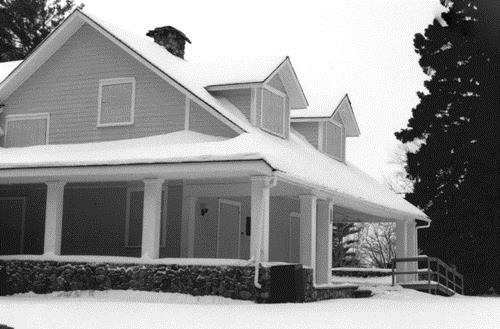 View of the exterior of the Main House, showing the deep verandah, which gives the building a low horizontal profile.; Parks Canada Agency / Agence Parcs Canada.