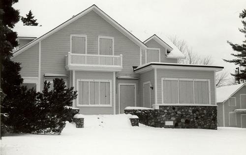 Side view of the Main House, showing the wood frame construction and cladding.; Parks Canada Agency / Agence Parcs Canada.