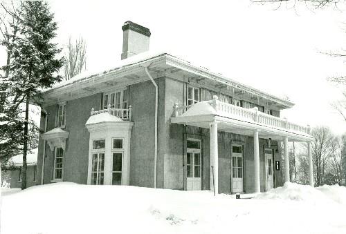 View of Scott House, showing the bay window on the side elevation, 1976.; Agence Parcs Canada / Parks Canada Agency, 1976.