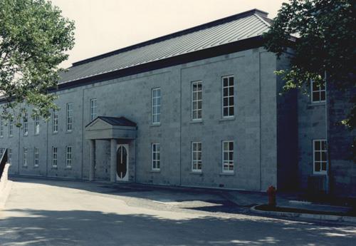 General view of Building 28, showing its symmetry and regularly-spaced bays reflecting the British neoclassical style, 1980.; Department of National Defence / Ministère de la Défense nationale, 1980.