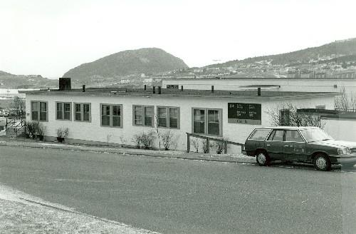 View of Building 207, 1986.; Agence Parcs Canada / Parks Canada Agency, 1986.