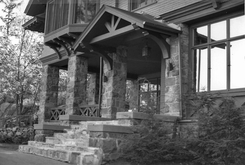 Detail view of the Main House, showing the shaped wood moulding with dentils, 1984.; Parks Canada Agency / Agence Parcs Canada, Robert Hunter, 1984.