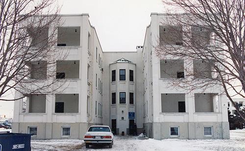 Exterior view of Building 21, showing its flat roof, clean lines and painted-white stucco finishes, 1994.; Department of National Defence / Ministère de la Défense nationale, 1994.