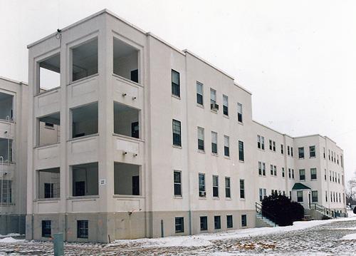 General view of Building 21, showing the simple, classical, rectilinear plan and massing that consists of a central pavilion block and four attached regular pavilion wings at each corner, 1994.; Department of National Defence / Ministère de la Défense nationale, 1994.