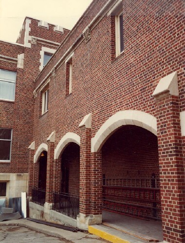 Detail view of the Grierson Centre, showing the inward-facing arcaded passageway, 1984.; Department of Public Works / Ministère des Travaux publics, Patrick Crane, 1984.