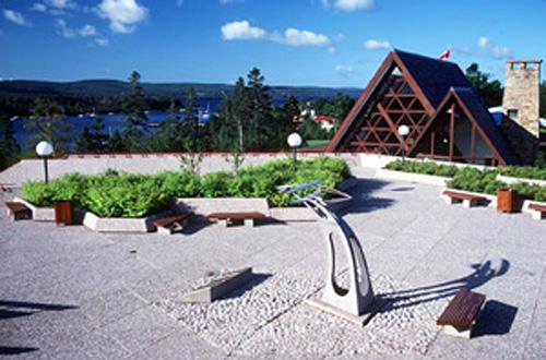 General view of the Alexander Graham Bell site and courtyard, 1981.; Parks Canada Agency / Agence Parcs Canada, J. Steeves. 1981