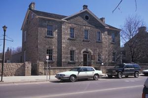 View of the Matheson House, showing its shallow front yard set apart by a wall and iron fencing, 1995.; Parks Canada Agency / Agence Parcs Canada, J. Butterill, 1995.