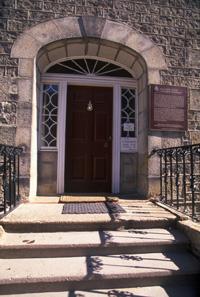 View of the Matheson House, showing its formal, neoclassical entrance with semi-elliptical fanlight with sidelights, 1995.; Parks Canada Agency / Agence Parcs Canada, J. Butterill, 1995.