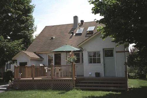 Exterior view of the T.E. Handlen House, 2005; City of Kelowna, 2005