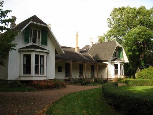 General view of Ardgowan showing the 1854-1873 portion of the Ardgowan residence on its original footprint (i.e. the front centre block and stepped west wing).; Parks Canada Agency / Agence Parcs Canada