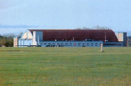 General view of 9 Hangar, showing the simplicity and clarity of its unadorned, functionally expressive and integrated large-scale composition, 2003.; Department of National Defence / Ministère de la Défense nationale, 2003.