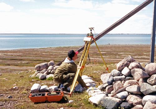 General view of an archeologist excavating the Qikiqtaarjuk site, 1996.; Parks Canada Agency / Agence Parcs Canada, 1996.