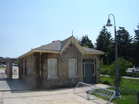 Of note is the centre gable with gingerbread detailing.; Martina Braunstein, 2007.
